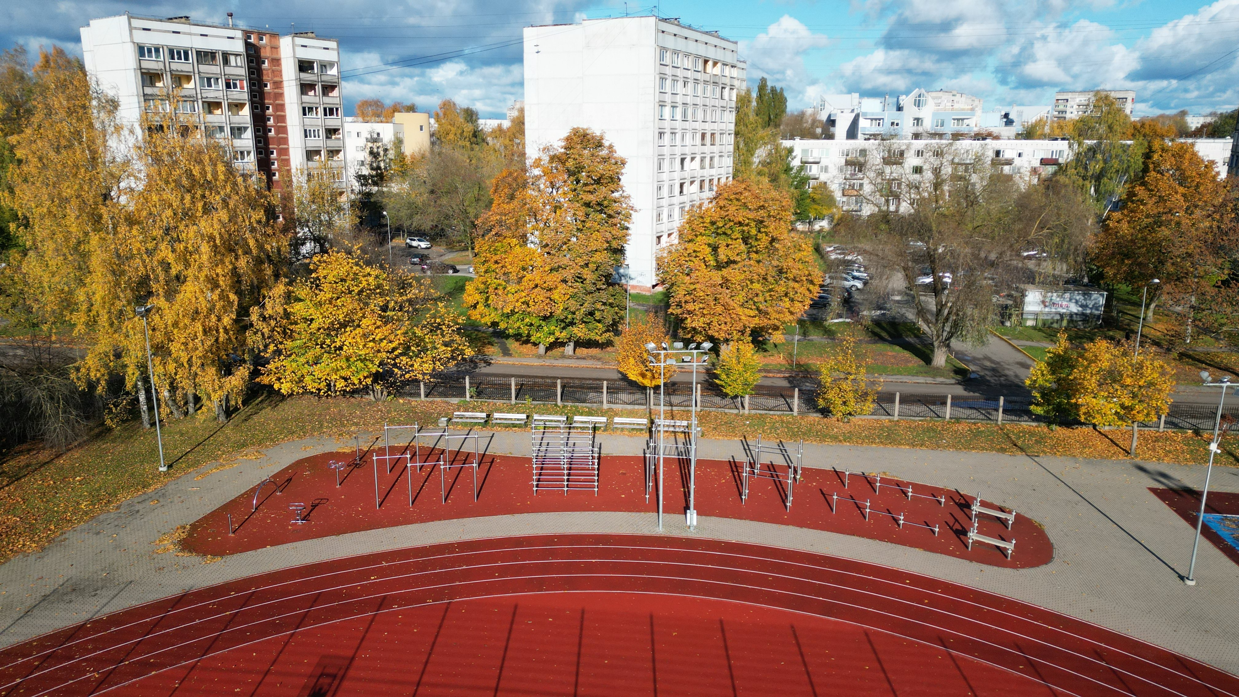 Ģimnāzijas sporta laukums no drona